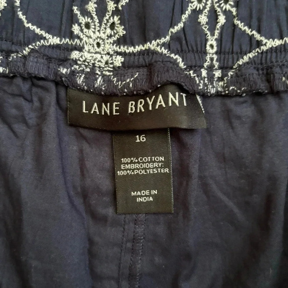 Lane Bryant size 16 embroidered blue & white cotton pull on shorts - Picture 6 of 6